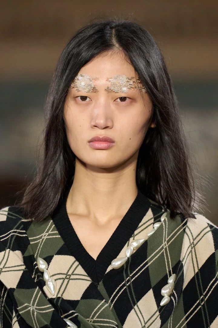 Брови як вишивка - показ Simone Rocha. - 913731 Брови як вишивка - показ Simone Rocha. - фото 913731