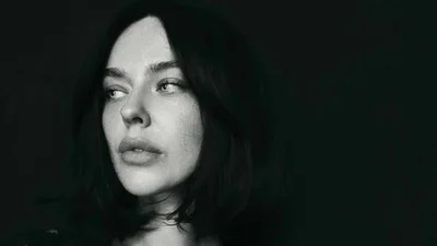 Новая девушка Дантеса привлекла внимание кольцом на правой руке