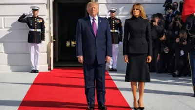 Трамп виштовхнув Меланію з червоної доріжки – мережа вже жартує з дивного моменту