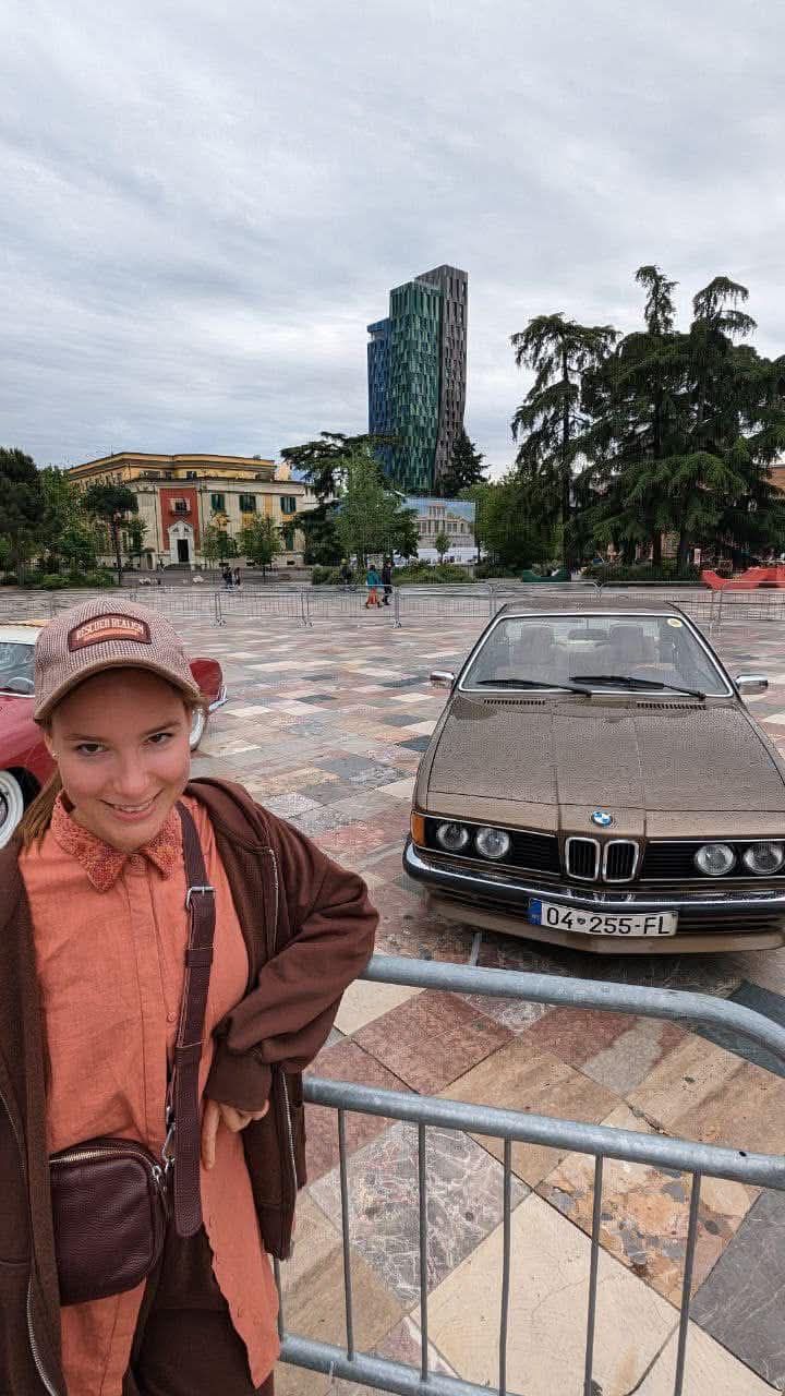 Це талант, який не проп’єш: дівчина робить фото поруч з автівками та копіює їхні 'обличчя' - фото 915528