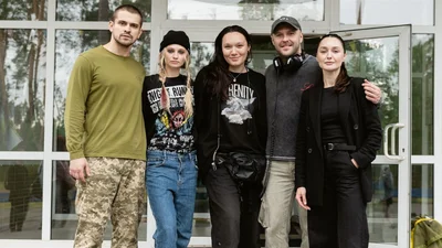 Звезды "Танцев со звездами", "Киборгов" и письмо из "Хогвартса": кто из известных актеров присоединится к новым "Первым ласточкам"