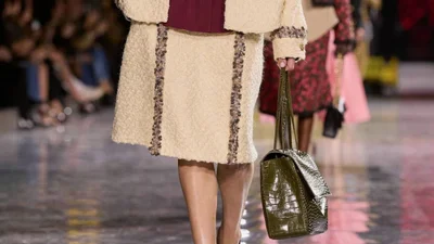 Chanel показали ідеальний осінній аутфіт зі спідницею "бібліотекарки" та мюлями