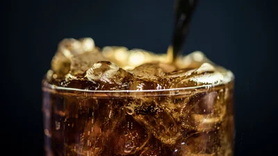 Як зробити Coca-Cola вдома: простий рецепт домашньої газованки