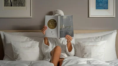 Туристи придумали новий спосіб відпочинку – вони приїжджають в іншу країну, щоб лежати в готельному номері