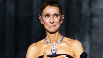 Тяжкохвора Селін Діон не втримала рівновагу та впала просто на сцені в Парижі