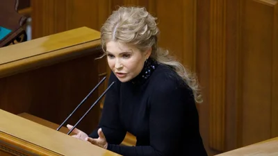 Фірмова коса поступилася локонам: 65-річна Юлія Тимошенко показала незвичний образ у суді