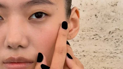Оксамитові нігті з подіуму Simone Rocha - манікюр, який варто спробувати цієї осені