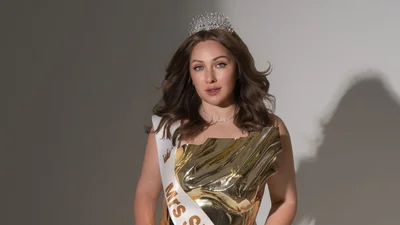 Українська лікарка йде на Mrs Universe 2026, але представлятиме не Україну - фото красуні