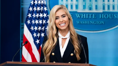 У Трампа новая пресс-секретарь: кто такая Кэти Захария и какой образ она продемонстрировала на первом брифинге