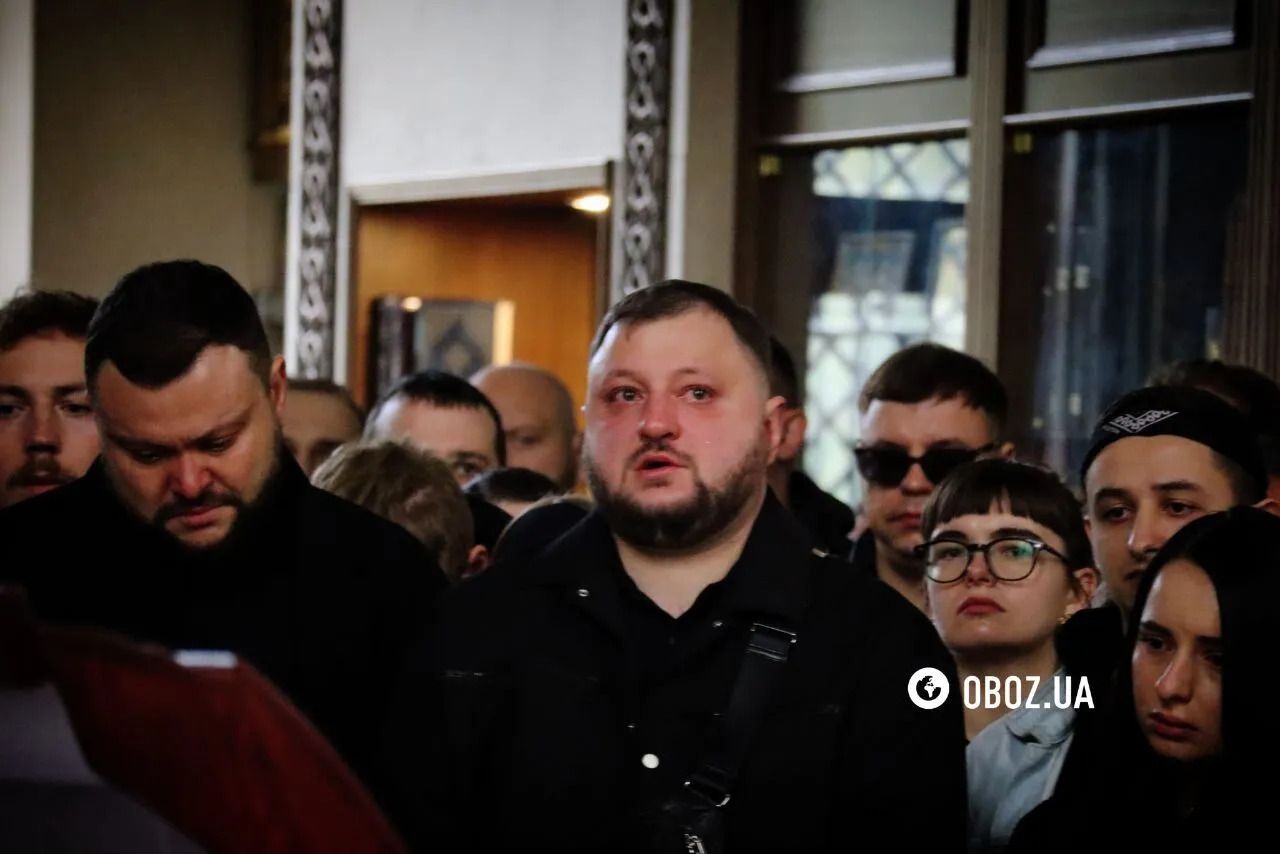 Колеги прощаються з Олександром Венедчуком з Ліги сміху. - фото 922554