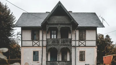 Таємні кімнати, антикваріант, дивні дрібниці: 17 речей, які люди знайшли у старих будинках