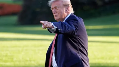 Трамп махав рукою, але поруч нікого не було – дивну поведінку президента обговорюють у мережі