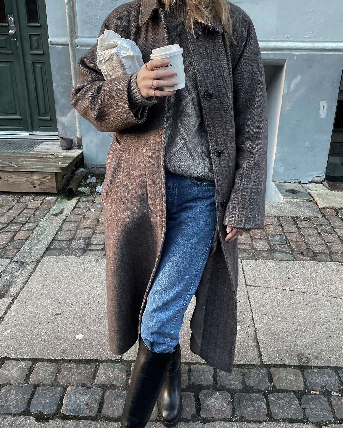 Що вдягати в дощову погоду восени: 3 практичні та модні комбінації - фото 924685