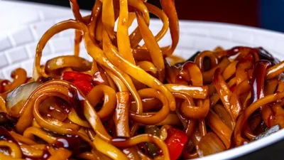 Паста по-азиатски со свининой и ананасами от Евгения Поливоды