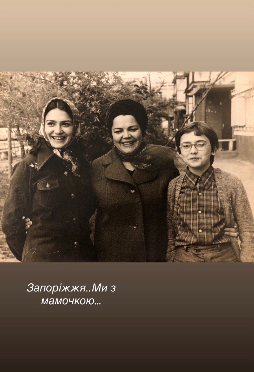 Ольга Сумська у дитинстві з мамою та Наталією Сумською - фото 925952